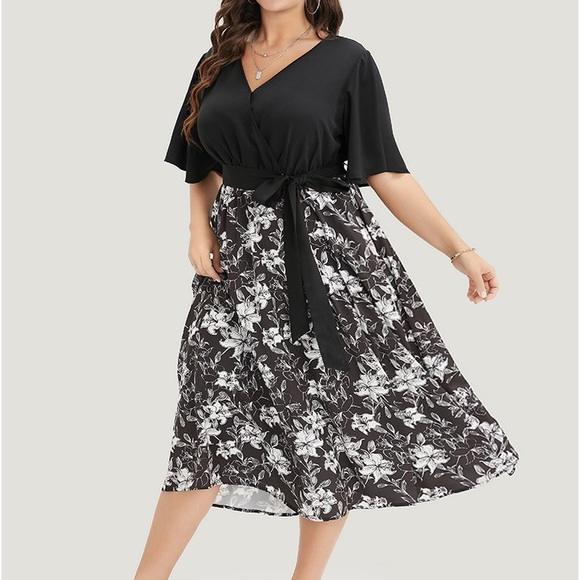 BloomChic Dresses & Skirts - BloomChic Black & White Floral Surplice Neck Pocket Dress Sz 12 Large